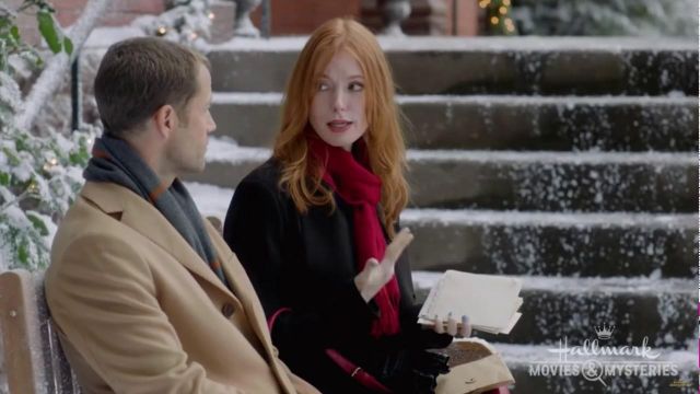 The scarf is dark red Emma Reynolds (Alicia Witt) in the Christmas heritage
