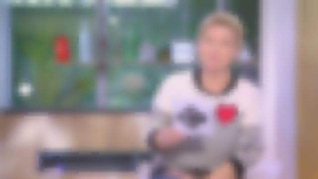 The striped sweater and the heart of Anne-Elisabeth Lemoine in C You 06.12.2019
