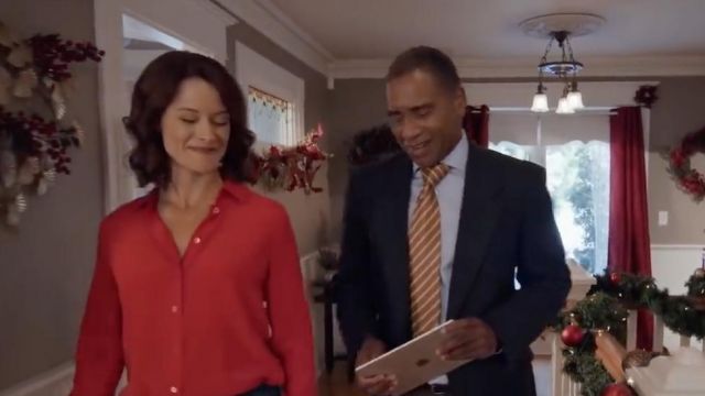 Chemise rouge de Sydney (Scottie Thompson) dans Un nouveau chapitre pour Noël