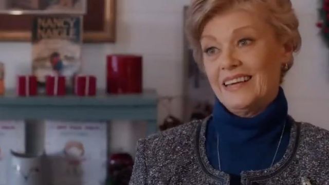 Pull col roulé bleu de Bea Peabody (Colleen Winton) dans Un nouveau chapitre pour Noël