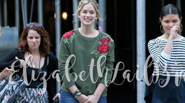 Chandail vert rouge des fleurs de Guenièvre Beck (Elizabeth Lail) en VOUS (S01E01)
