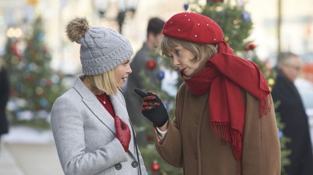 The beanie gray Noelle (Candace Cameron-Bure) in The shoes of Noelle