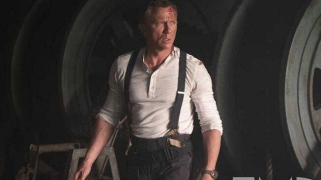 Blanc Henley Shirt porté par James Bond (Daniel Craig) en un rien de Temps De Mourir