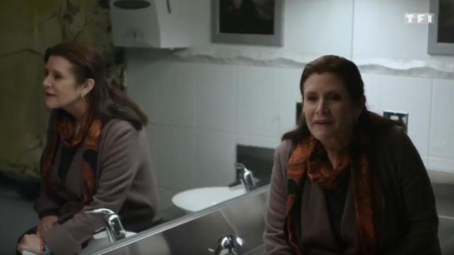 El pañuelo negro y naranja de Eva (Carrie Fisher) en Esta Navidad que cambió mi vida