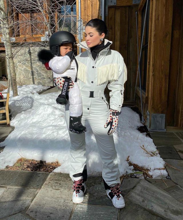 Moncler Grenoble en Noir et Blanc Bottes de Kylie Jenner sur Instagram account @kyliejenner 8 décembre 2019