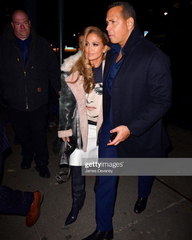 L'entraîneur Surdimensionné Shearling Aviator Jacket portés par Jennifer Lopez Saturday Night Live after party 7 décembre 2019