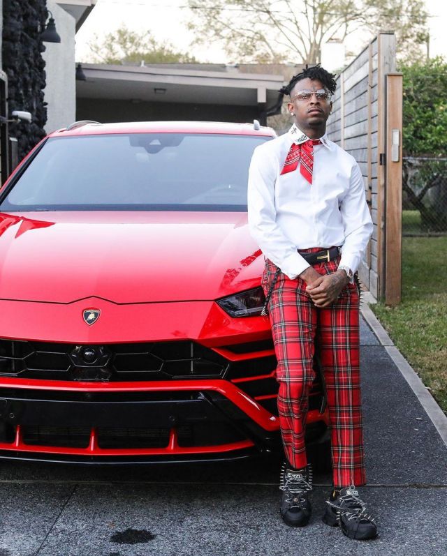 Burberry Red Tar­tan Pants of 21 Savage on the Instagram account @21savage