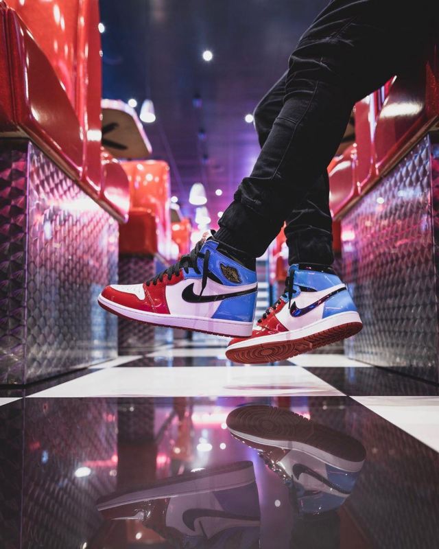 Les sneakers bleu et rouge Jordan 1 og fearless sur le compte Instagram de @tonton_gibs