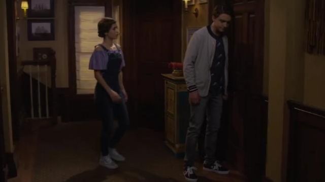 Vans Bleu à lacets de Baskets portée par Ramona Gibbler (Soni Nicole Bringas) dans Fuller House Saison 5 Épisode 3