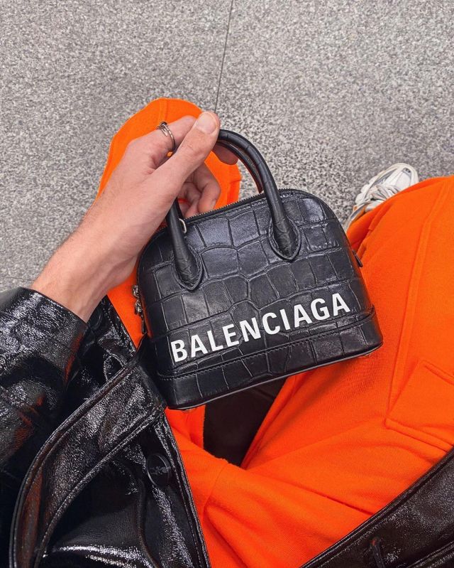 Balenciaga Black Hand­bag Leather of Lythan Cottaz on the Instagram account @lythancottaz