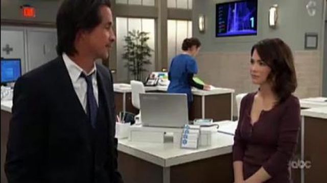 Splendide en Détresse Thermique Manches Longues Henley fr Aubergine porté par Lulu Spencer (Rebecca Herbst) comme on le voit sur l'Hôpital Général le 7 décembre 2019