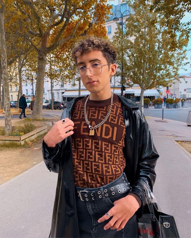 Neck­lace With Pad­lock Pat­tern of Lythan Cottaz on the Instagram account @lythancottaz