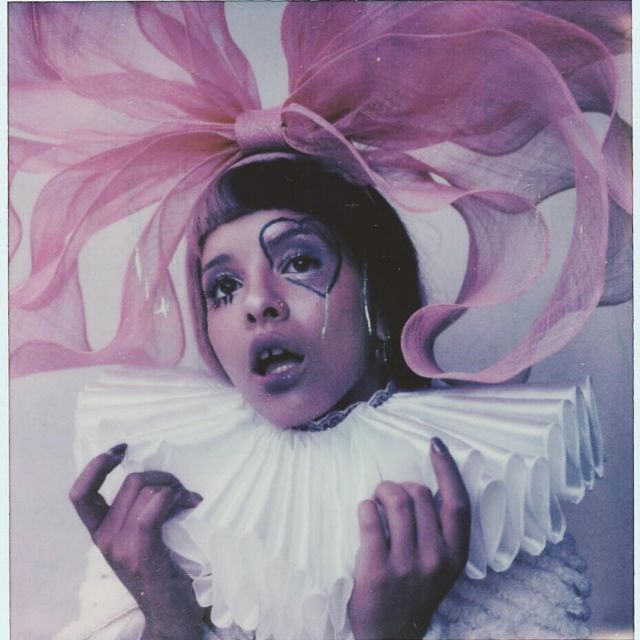 White ruff Elizabethan clown collar used by Melanie Martinez on her Instagram account @littlebodybigheart
