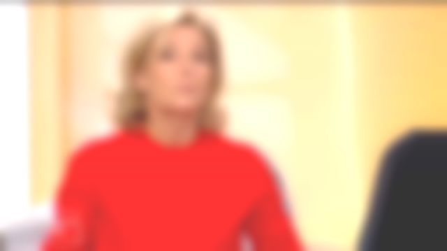 Le pull col rond 100% baby cashmere rouge de Claire Chazal dans Entrée libre le 10.12.2019