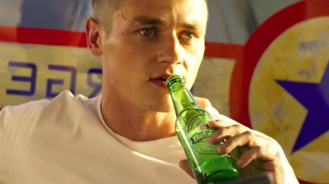 Cerveza Heineken bebida por (Ben Hardy) en 6 Underground