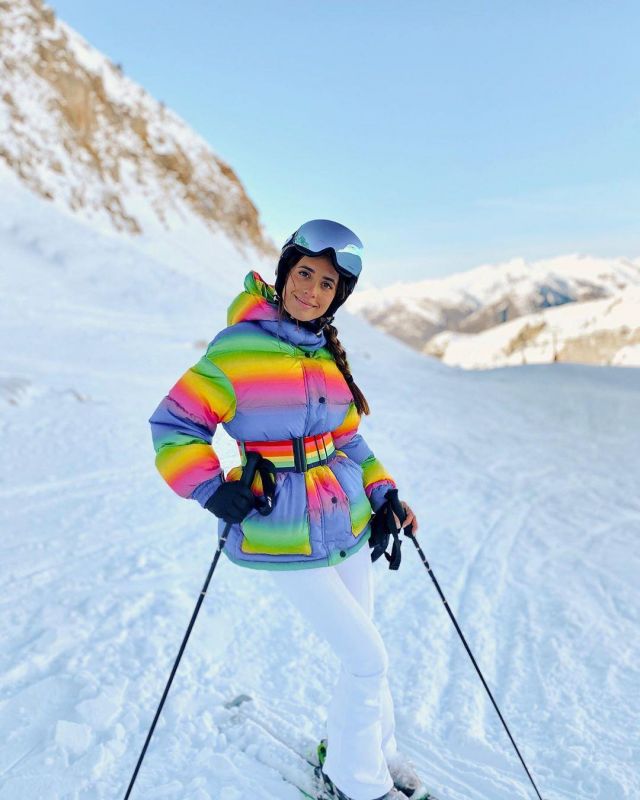 Padded Over­sized Par­ka Jack­et Rain­bow of María Fernández-Rubíes on the Instagram account @mariafrubies