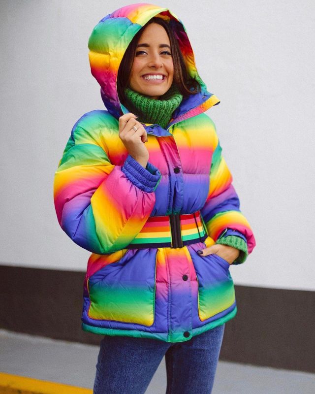 Over­sized Rain­bow-belt Down-filled Ski Jack­et of María Fernández-Rubíes on the Instagram account @mariafrubies