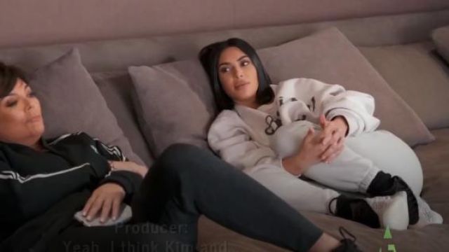 Kanye West White "Beautiful Mother's Day" Crewneck usado por Kim Kardashian en Keeping Up with the Kardashians Temporada 17 Episodio 11