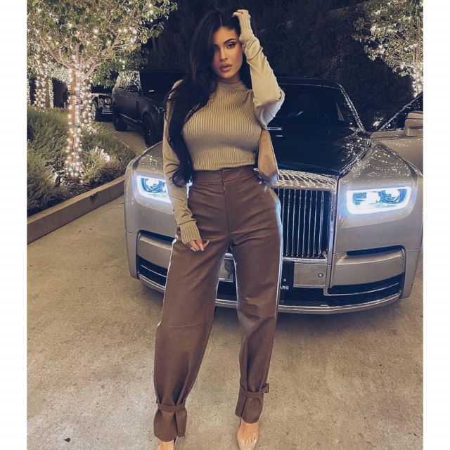Bottega Veneta Cham­pagne Ribbed Turtle­neck Sweater of Kylie Jenner on the Instagram account @kyliejenner December 11, 2019