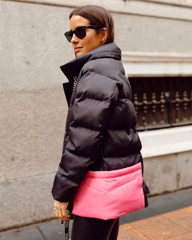 Black and Pink Puffer Jack­et of María Fernández-Rubíes on the Instagram account @mariafrubies