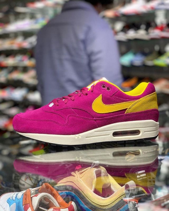 of Tinker Hatfield to the account Instagram of @larrydeadstock
