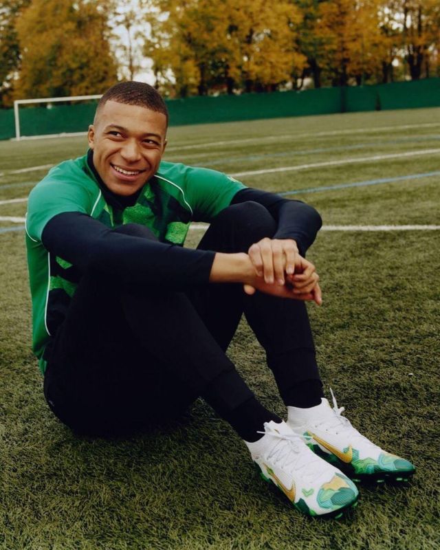 Les Nike blanches et vertes à crampons de Kylian Mbappé sur le compte Instagram de @k.mbappe