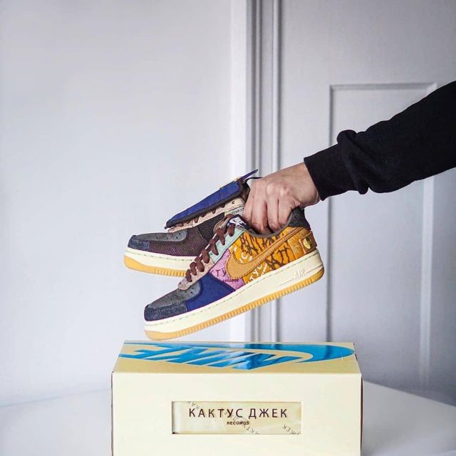 Nike af1 travis scott fossil porté par wethenew   sur le compte Instagram de @wethenew 