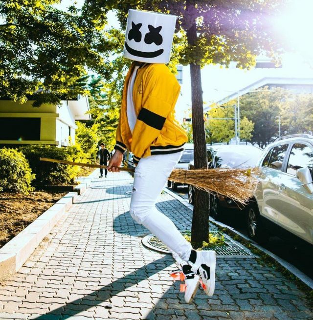 Off-White Off-Court Tumbled White de Marshmello sur le compte Instagram de @marshmellomusic