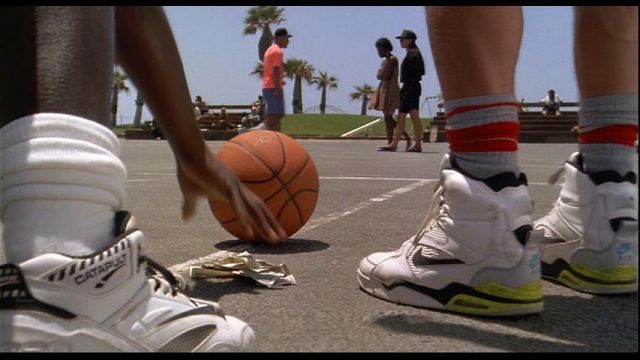 worn by Billy Hoyle (Woody Harrelson) in the film The whites do not know how to jump