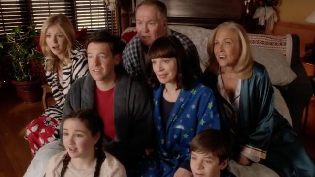 Pajamas blue star of Lynn Faber (Rachel Wilson) in Christmas, the (almost) perfect