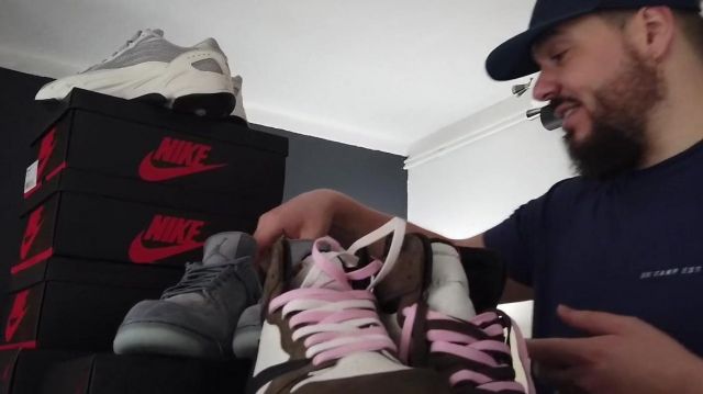 Jordan 4 Retro Kaws de Tonton gibs dans J'AI SORTI TOUTE MA COLLECTION DE SNEAKERS ????