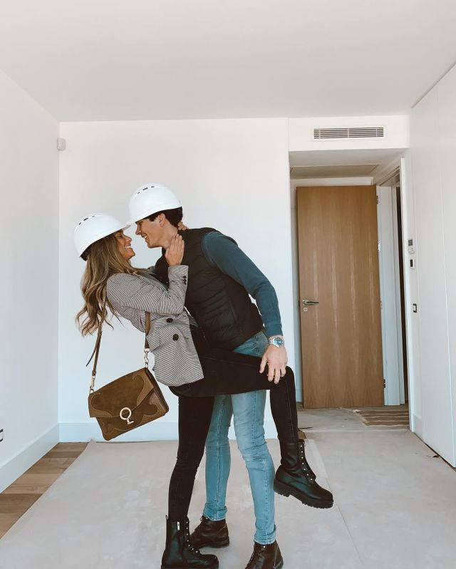 The bag Sandro suede brown worn by Maria to the account Instagram of @mariapombo