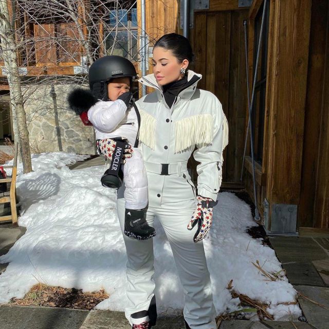 Ski suit worn by Kylie Jenner on her account Instagram @kyliejenner