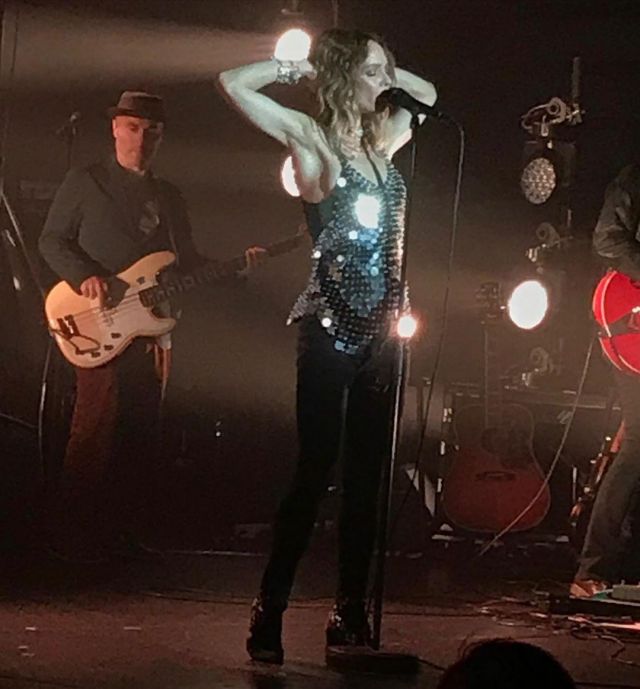 Cadre Le de Couleur Recadrée Mid Rise Skinny Jeans porté par Vanessa Paradis Paris Concert le 11 décembre 2019