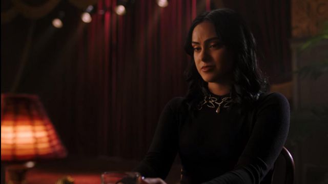 Le pull noir col orné de Veronica Lodge (Camila Mendes) dans Riverdale (S04E09)