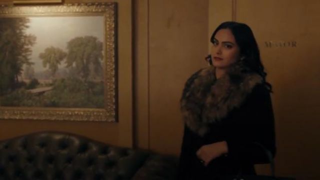 Kate Spade Noir à Col de Fourrure Manteau porté par Veronica Lodge (Camila Mendes) à Riverdale Saison 4 Épisode 9