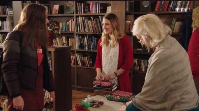 El Cárdigan Rojo de Claire (Alexandra Breckenridge) en El libro de Navidad