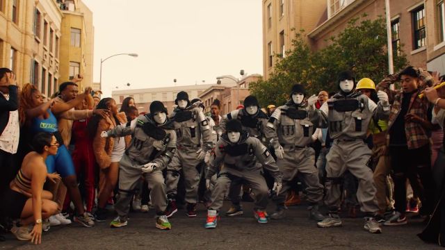 La paire de Nike LD Waffle Sacai Green Multi portée par un figurant dans le clip BOP on Broadway (Hip Hop Musical) de DaBaby