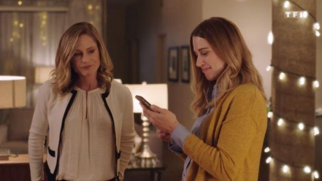 Le gilet jaune de Claire (Alexandra Breckenridge) dans Le livre de Noël