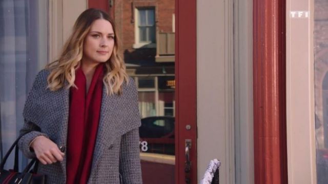 The wool coat grey Claire (Alexandra Breckenridge) in The book of Christmas