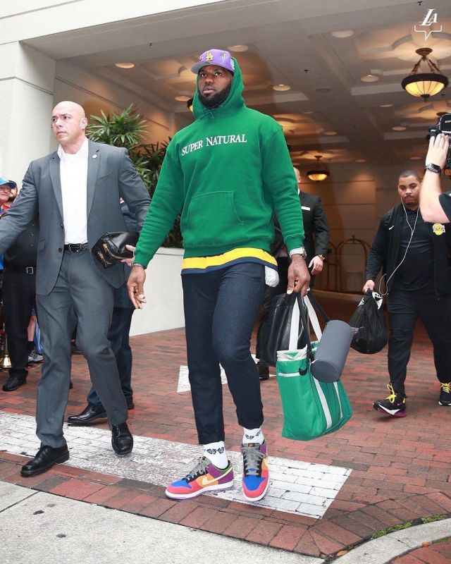Les très colorées Nike Dunk Low Viotech de LeBron James sur le compte Instagram de @lakers