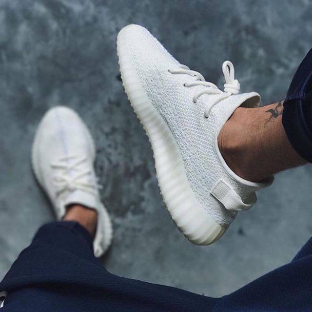 Yeezy 350 blanco de Kanye West en la cuenta de Instagram de @thesolehousefr