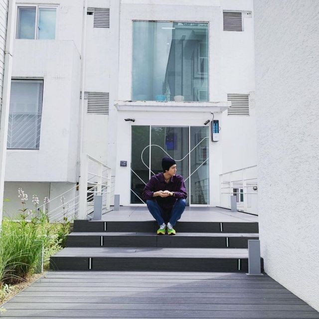 The pair of sneakers Nike LD Waffle Cardigan of Sehun on his account Instagram @oohsehun