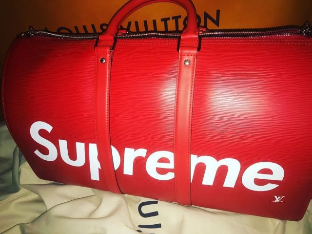 The shoulder bag red Louis Vuitton x Supreme of Sehun on his account Instagram @oohsehun