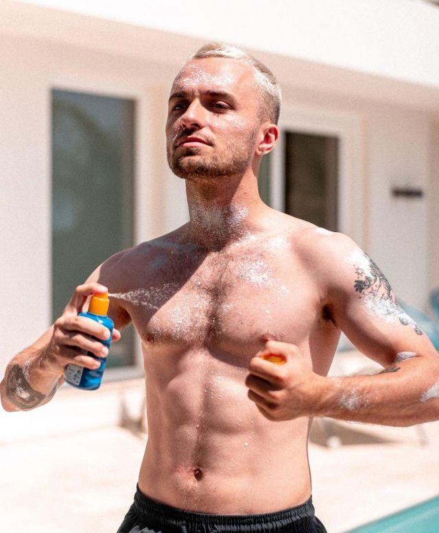 Sunscreen Nivea used by Squeezie on his account Instagram @xsqueezie