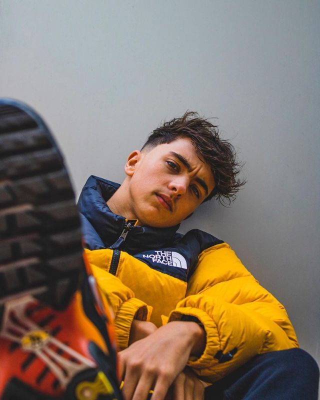 The down jacket Yellow The North Face worn by Inoxtag on his account Instagram @inoxtagytb