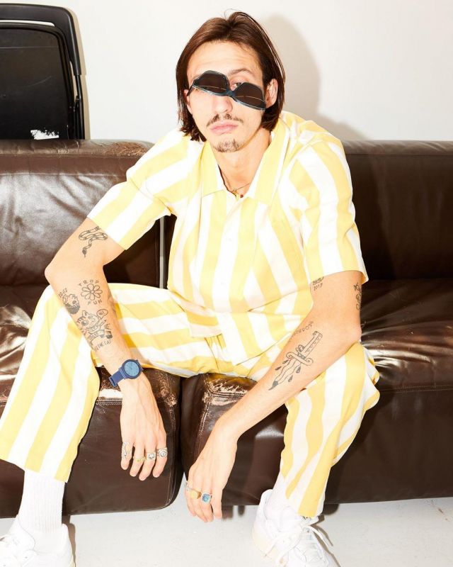 La camisa a rayas amarillas de Romeo Elvis en su cuenta de Instagram @elvis.romeo