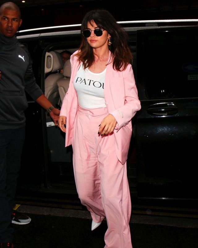 H&M à Double Breasted veste portée par Selena Gomez Londres le 12 décembre 2019