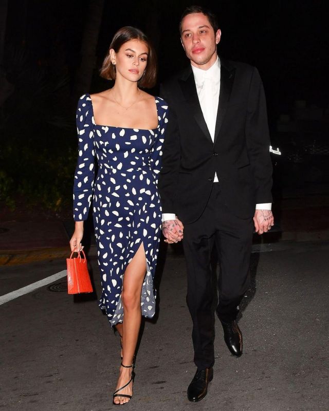 Robe bleue et blanche longue manche col carré de Kaia Jordan Gerber sur le compte Instagram de @whowhatwear