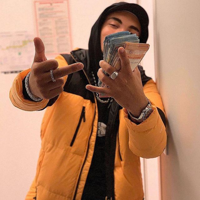 La chaqueta amarilla y negra de RK The North Face down en su cuenta de Instagram @rkofficiel_77